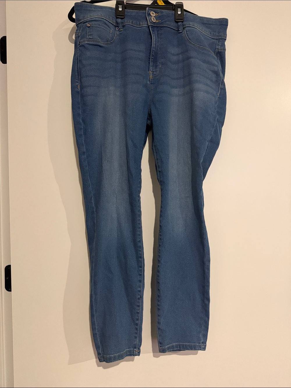 Women's Skinny Stretch Jeans in Medium Blue